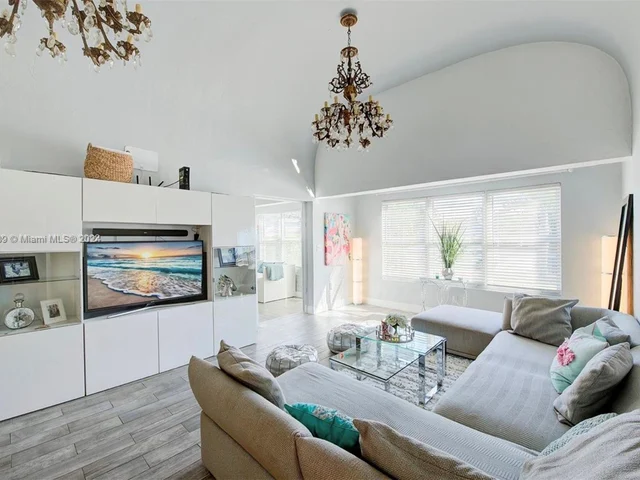 1561 71st St, Miami Beach FL 33141