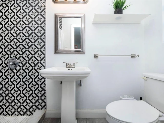 1561 71st St, Miami Beach FL 33141