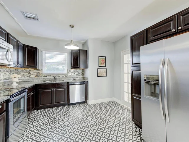 1561 71st St, Miami Beach FL 33141