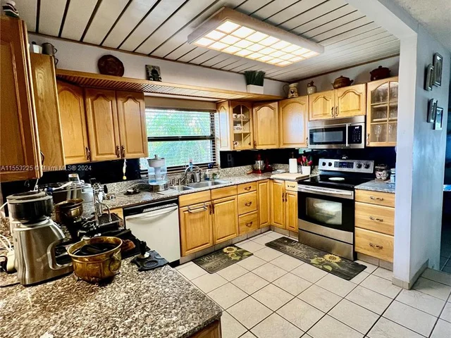 8900 Palm Tree Ln # 8900, Pembroke Pines FL 33024