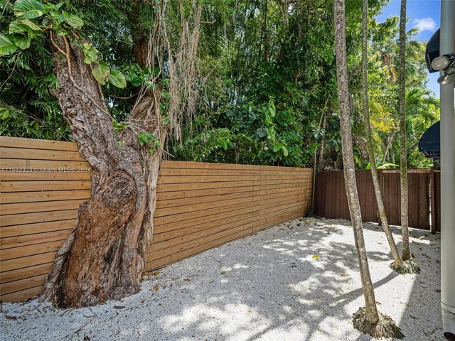 2945 Bridgeport Ave # L, Miami FL 33133