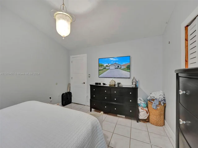 6140 NW 181st Terr Cir N, Hialeah FL 33015