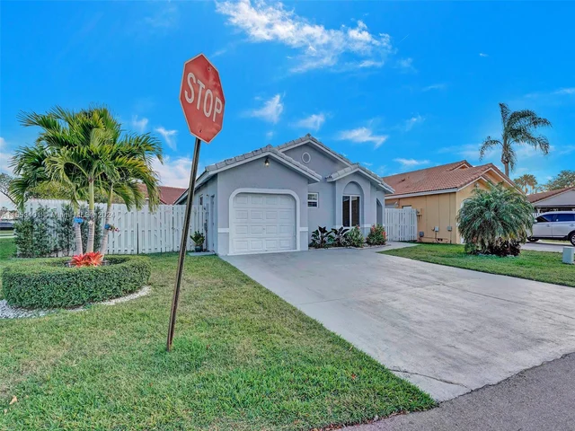 6140 NW 181st Terr Cir N, Hialeah FL 33015