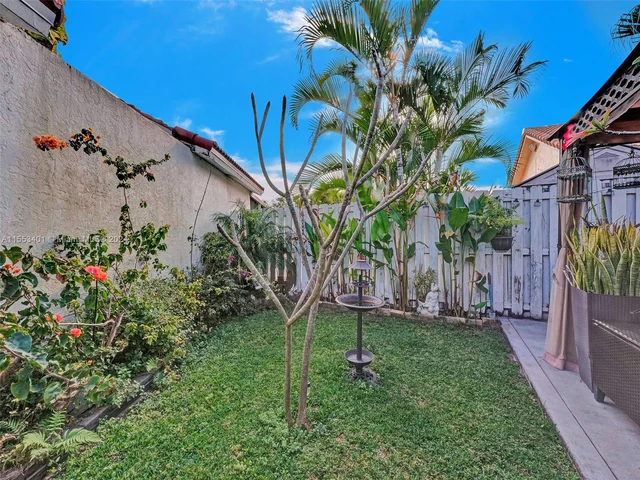 6140 NW 181st Terr Cir N, Hialeah FL 33015