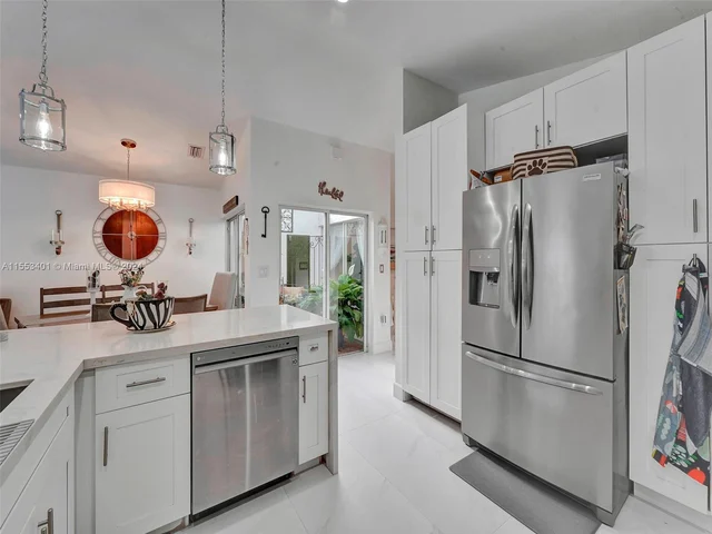 6140 NW 181st Terr Cir N, Hialeah FL 33015