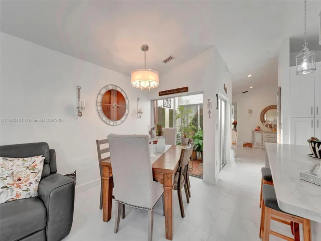 6140 NW 181st Terr Cir N, Hialeah FL 33015