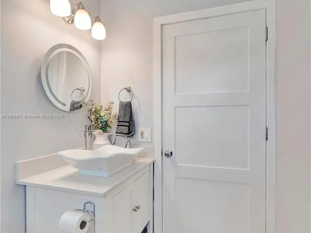 6140 NW 181st Terr Cir N, Hialeah FL 33015