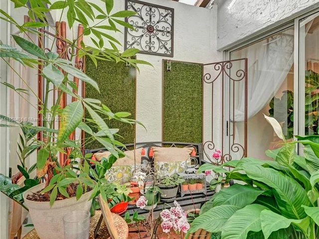 6140 NW 181st Terr Cir N, Hialeah FL 33015