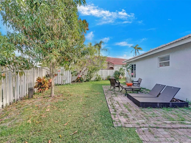 6140 NW 181st Terr Cir N, Hialeah FL 33015