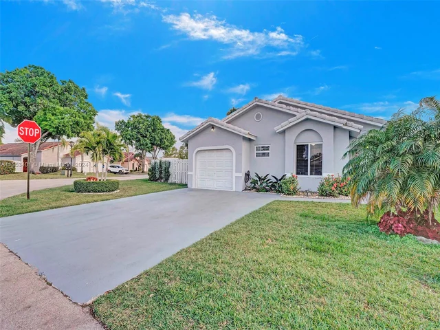 6140 NW 181st Terr Cir N, Hialeah FL 33015