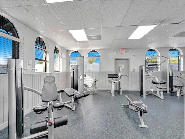 6140 NW 181st Terr Cir N, Hialeah FL 33015