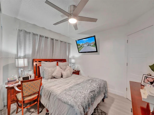 6140 NW 181st Terr Cir N, Hialeah FL 33015