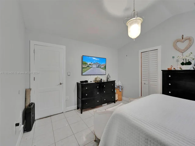 6140 NW 181st Terr Cir N, Hialeah FL 33015