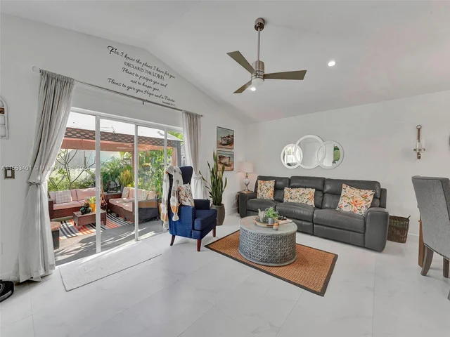 6140 NW 181st Terr Cir N, Hialeah FL 33015