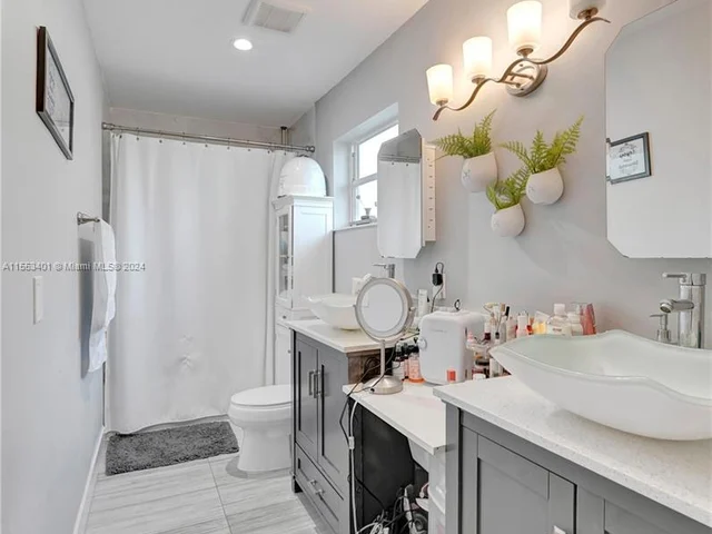 6140 NW 181st Terr Cir N, Hialeah FL 33015