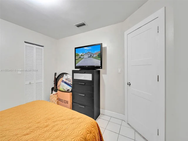 6140 NW 181st Terr Cir N, Hialeah FL 33015