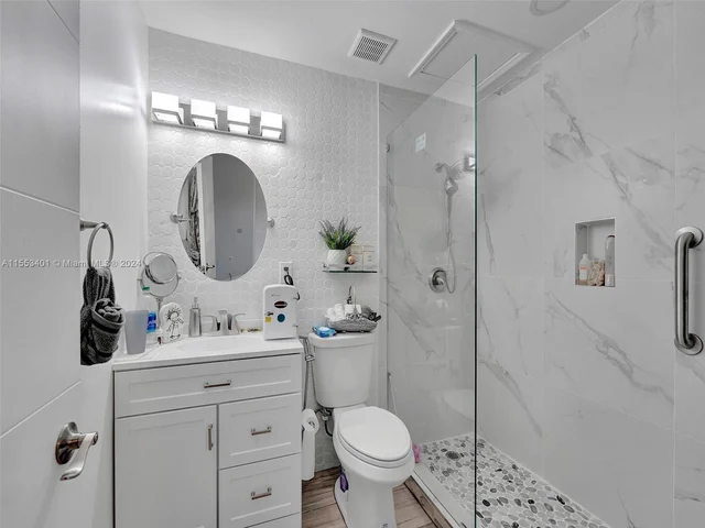 6140 NW 181st Terr Cir N, Hialeah FL 33015