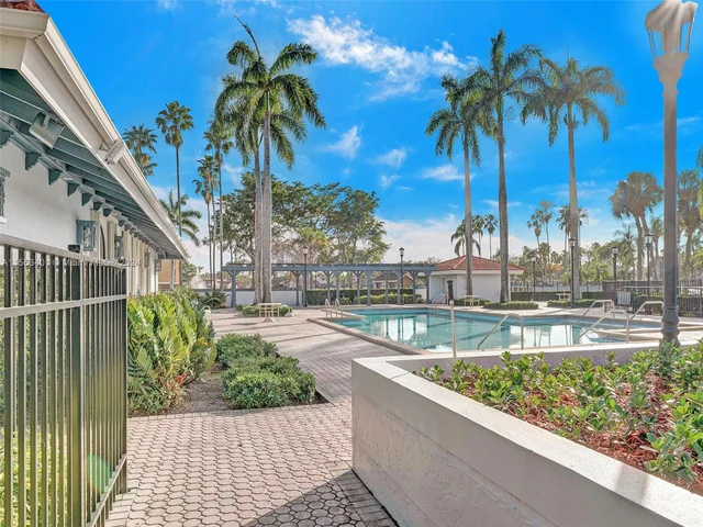 6140 NW 181st Terr Cir N, Hialeah FL 33015