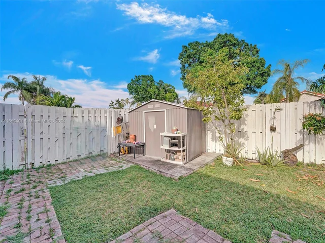 6140 NW 181st Terr Cir N, Hialeah FL 33015