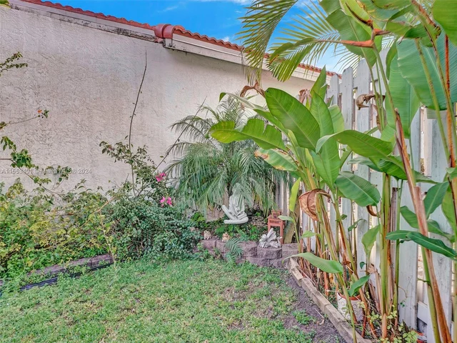 6140 NW 181st Terr Cir N, Hialeah FL 33015