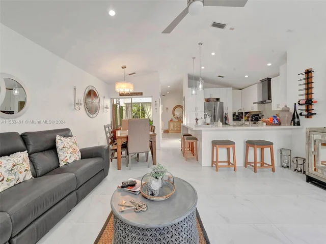 6140 NW 181st Terr Cir N, Hialeah FL 33015