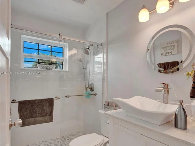 6140 NW 181st Terr Cir N, Hialeah FL 33015