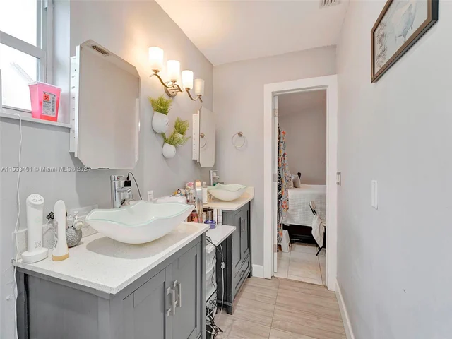 6140 NW 181st Terr Cir N, Hialeah FL 33015