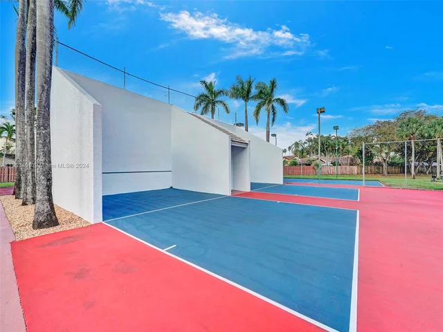 6140 NW 181st Terr Cir N, Hialeah FL 33015