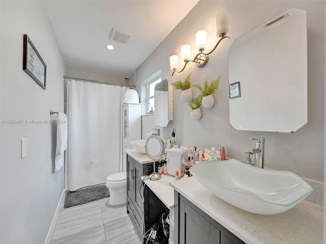 6140 NW 181st Terr Cir N, Hialeah FL 33015