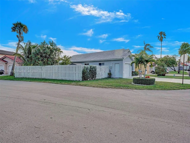 6140 NW 181st Terr Cir N, Hialeah FL 33015