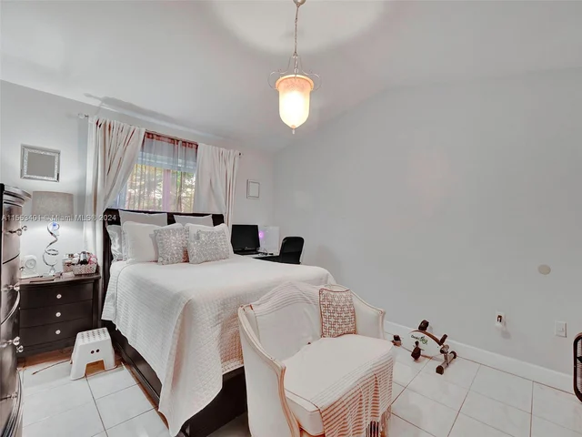 6140 NW 181st Terr Cir N, Hialeah FL 33015