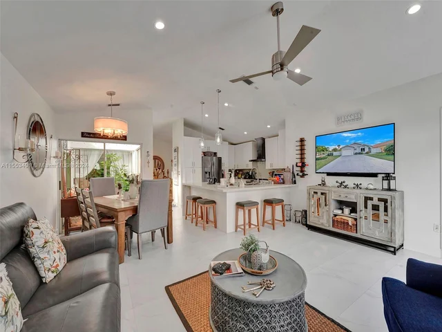 6140 NW 181st Terr Cir N, Hialeah FL 33015