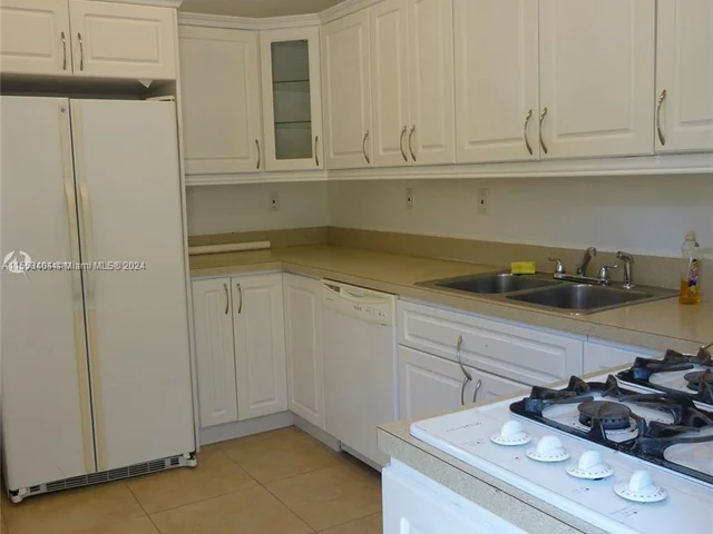 200 S Shore Dr # 8, Miami Beach FL 33141