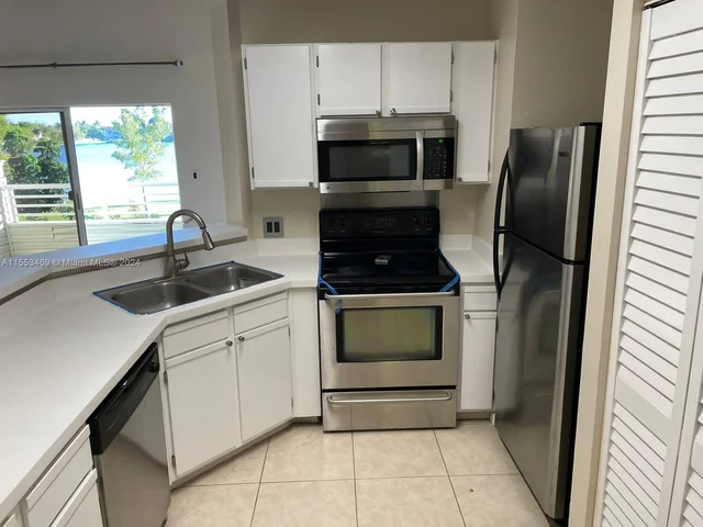 3453 NW 44th St # 208, Oakland Park FL 33309