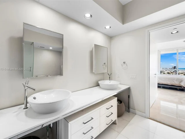 450 Alton Rd # 3010, Miami Beach FL 33139