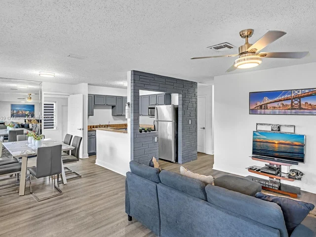 6780 Custer St, Hollywood FL 33024