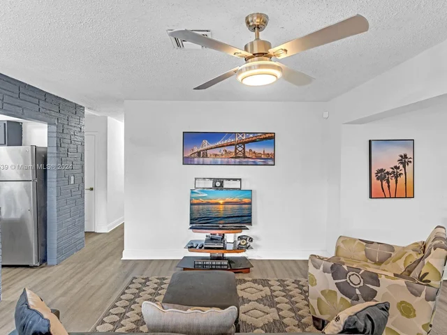 6780 Custer St, Hollywood FL 33024