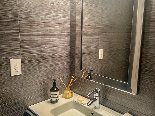 1800 Collins Ave # 9C, Miami Beach FL 33139