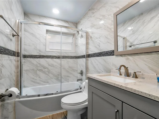 1116 E River Dr, Margate FL 33063