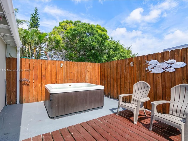 1116 E River Dr, Margate FL 33063