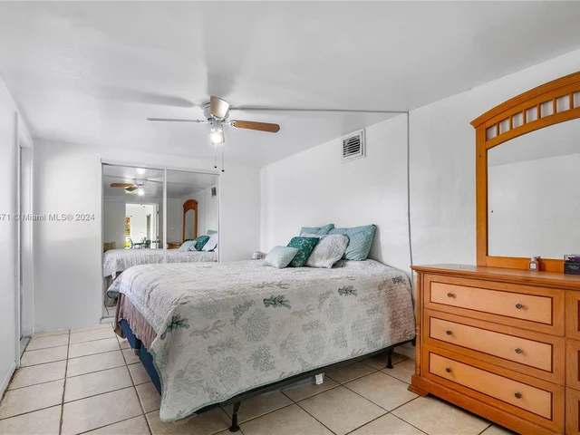 1116 E River Dr, Margate FL 33063