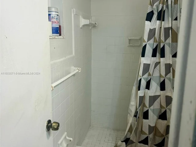 1116 E River Dr, Margate FL 33063