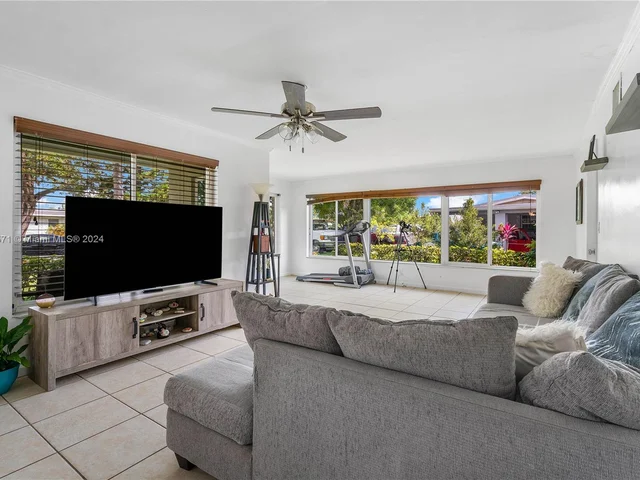 1116 E River Dr, Margate FL 33063