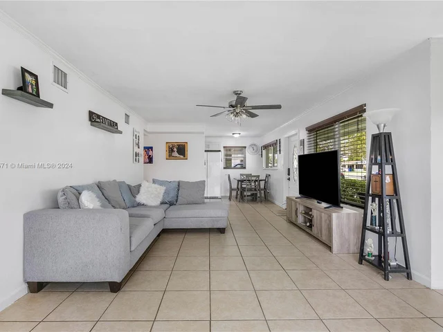 1116 E River Dr, Margate FL 33063