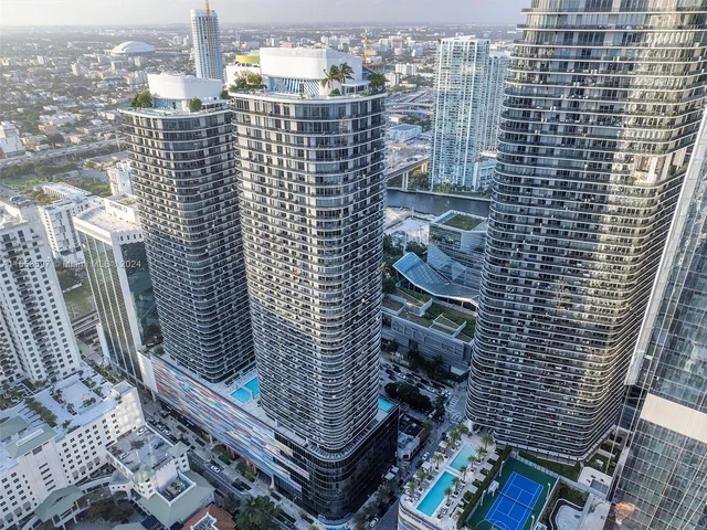 45 SW 9th St # 2203, Miami FL 33130