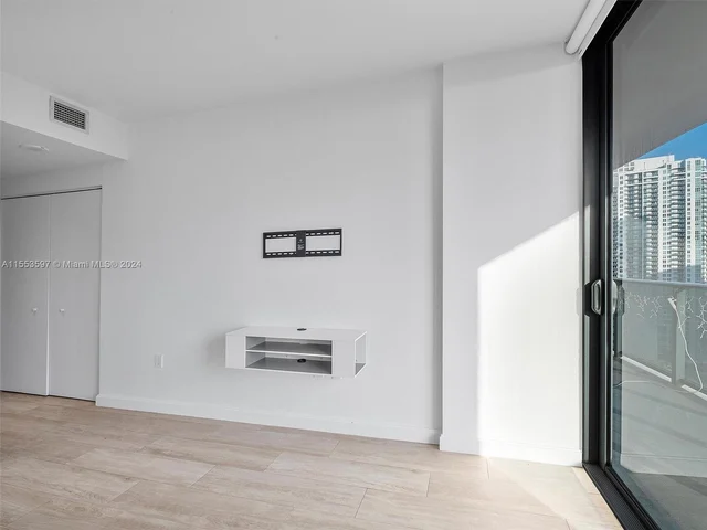 45 SW 9th St # 2203, Miami FL 33130