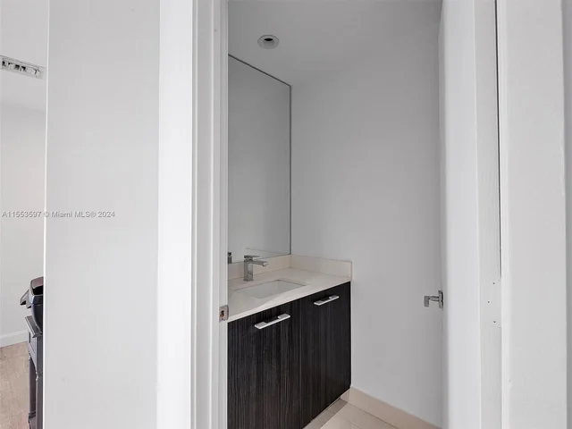 45 SW 9th St # 2203, Miami FL 33130