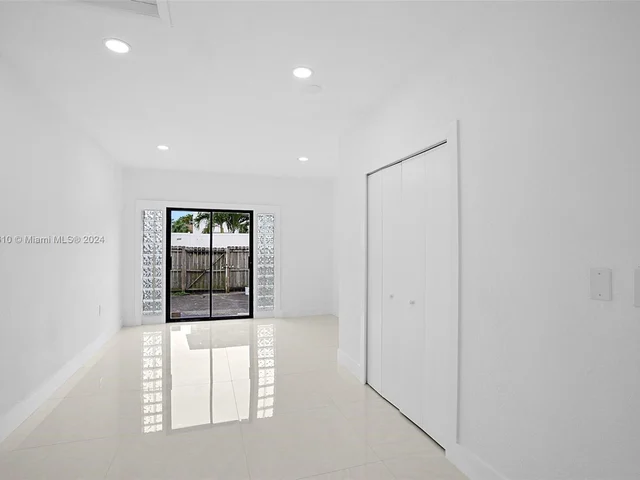 200 SE 7th St, Dania Beach FL 33004