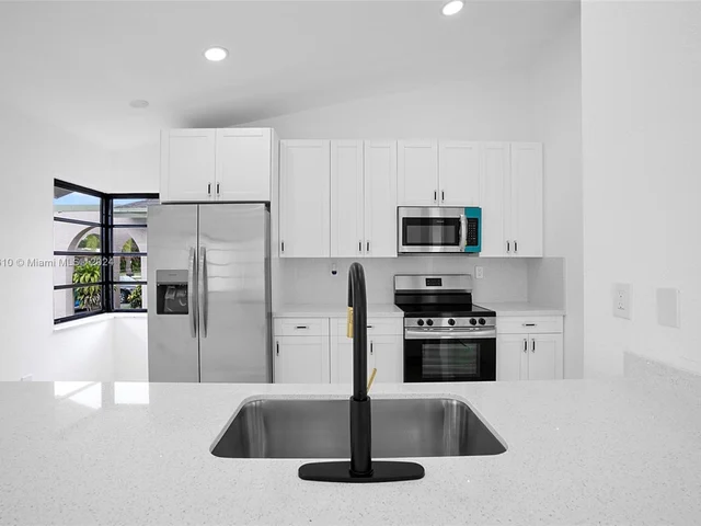 200 SE 7th St, Dania Beach FL 33004