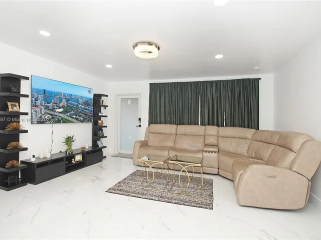 531 SW 70th Ave, Pembroke Pines FL 33023